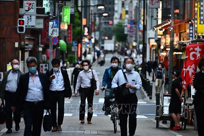 Người dân di chuyển trên một đường phố ở Tokyo, Nhật Bản, ngày 15-5-2020. Ảnh: AFP/TTXVN