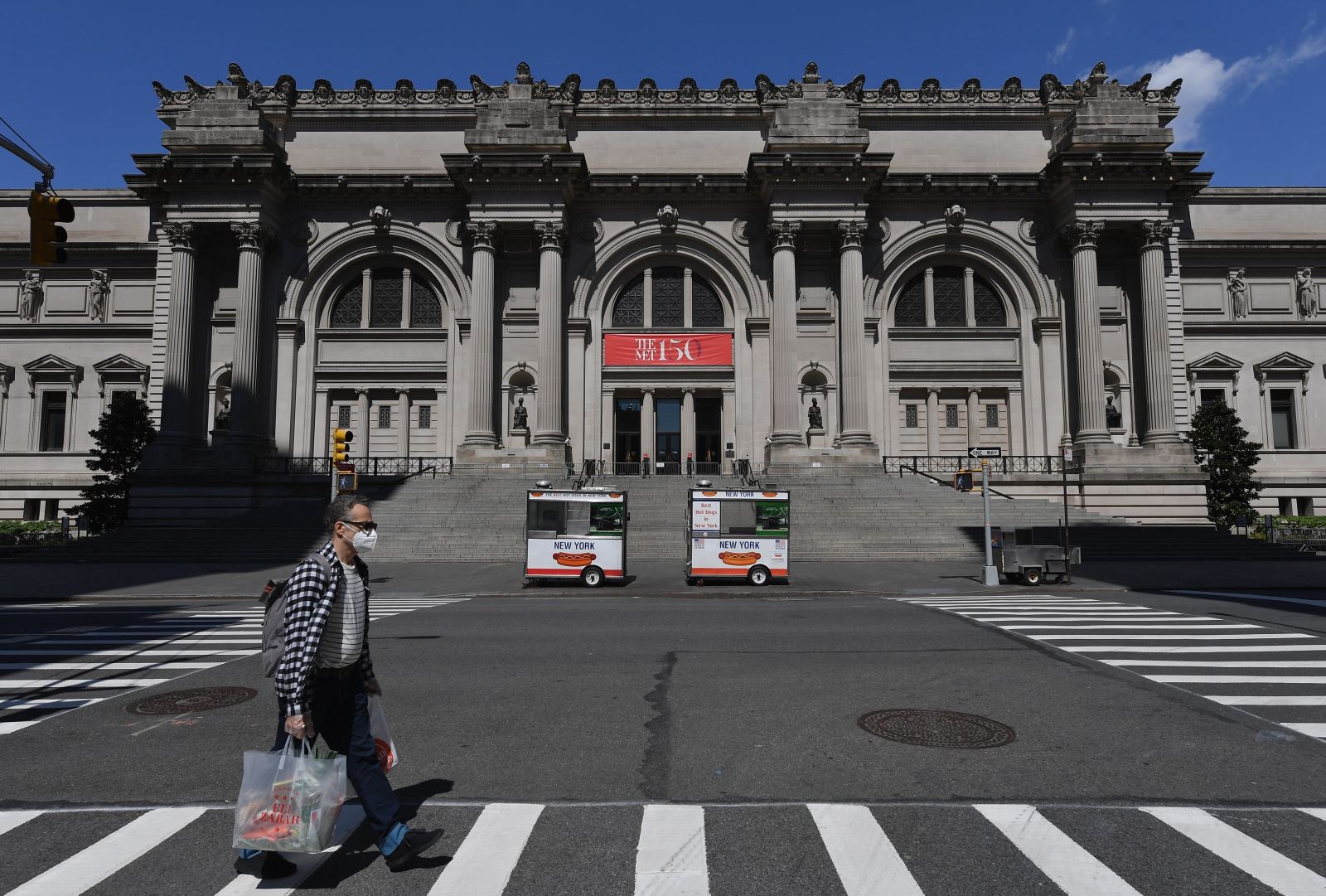 Quang cảnh bên ngoài Bảo tàng Nghệ thuật Metropolitan ở thành phố New York (Mỹ) thời điểm dịch COVID-19 bùng phát mạnh, ngày 4-5-2020. Ảnh: AFP/TTXVN