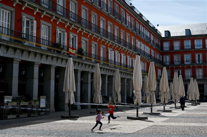  Một nhà hàng đóng cửa do dịch COVID-19 tại Madrid, Tây Ban Nha ngày 6-5-2020. Ảnh: AFP/TTXVN