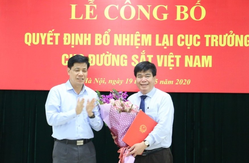 Thứ trưởng Nguyễn Ngọc Đông trao quyết định và chúc mừng đồng chí Vũ Quang Khôi.