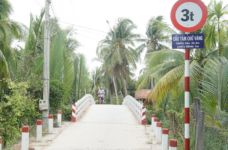 Công trình “Cầu tám chữ vàng” vừa được khánh thành đưa vào sử dụng, kinh phí do địa phương vận động.