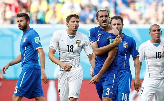 Chiellini đã bị Suarez cắn vào vai ở World Cup 2014