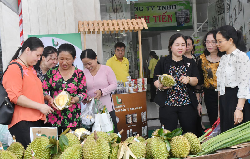 Các đại biểu mua trái cây tại “Tuần lễ vàng - khuyến mại lớn”.