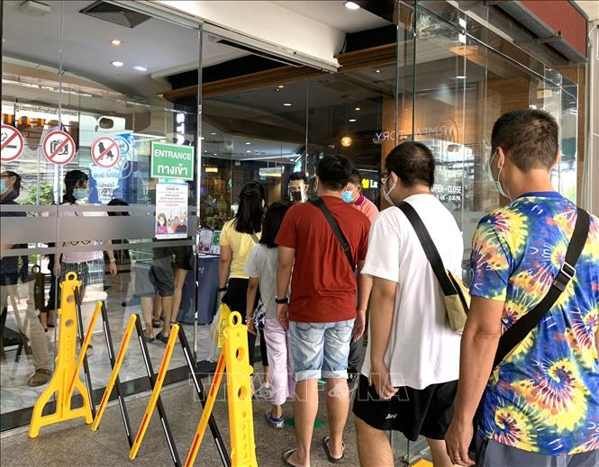 Người dân thủ đô Bangkok xếp hàng vào trung tâm thương mại được mở cửa trở lại ngày 17-5.