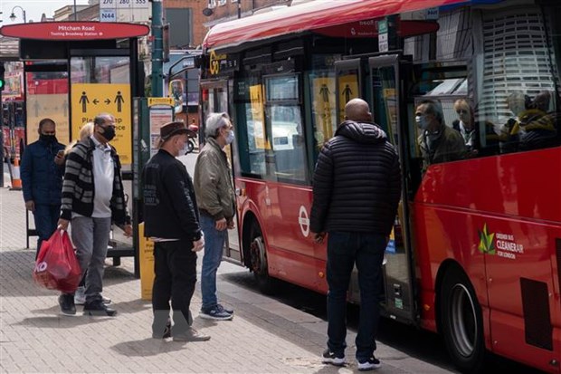 Người dân đeo khẩu trang phòng lây nhiễm COVID-19 khi đi xe buýt tại London, Anh ngày 17-5-2020. (Ảnh: THX/ TTXVN)