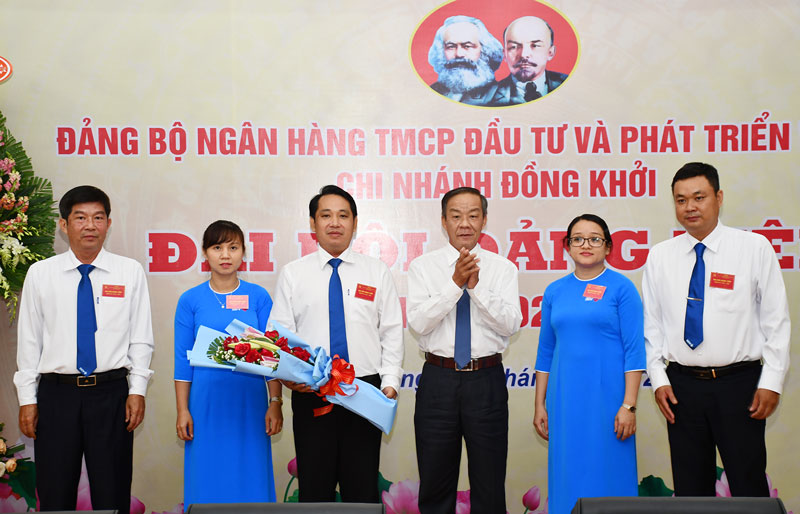 Bí thư Đảng ủy Khối các Cơ quan - Doanh nghiệp tỉnh Võ Văn Kiệt trao hoa chúc mững Đảng ủy mới. Ảnh: Như Thanh