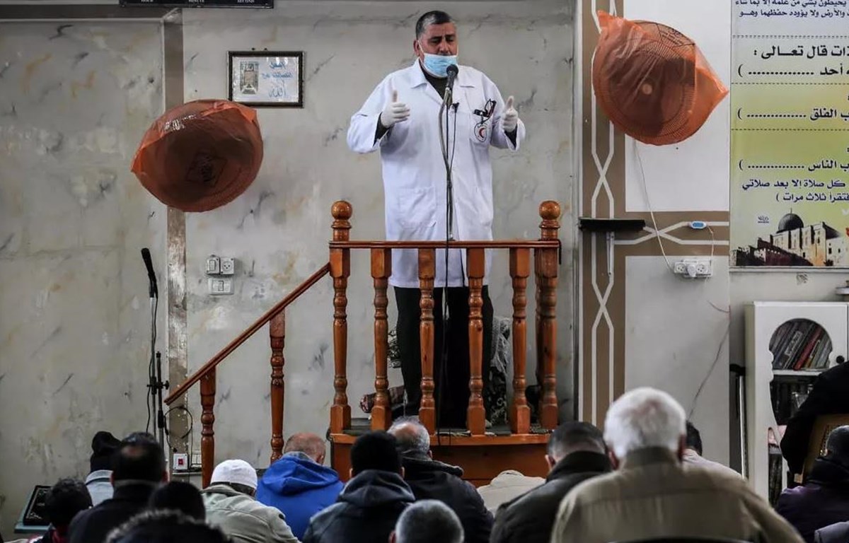 Palestine có ca tử vong đầu tiên vì COVID-19, Iran nới lỏng phong tỏa Bác sỹ hướng dẫn các biện pháp phòng chống dịch COVID-19 lây lan trong bệnh viện cho các bệnh nhân ở Dải Gaza. (Nguồn: AFP)