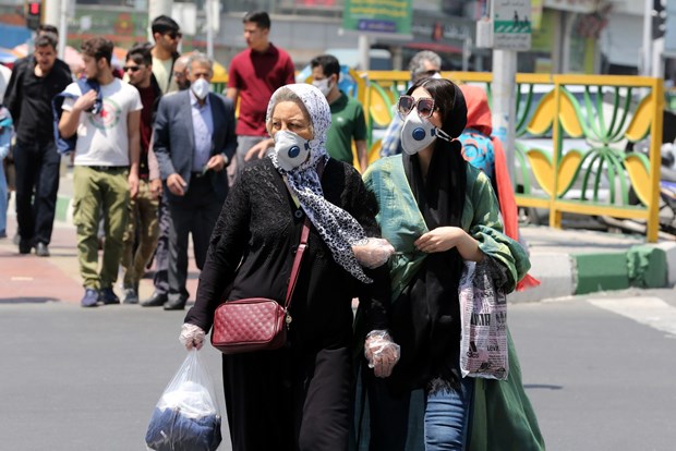 Palestine có ca tử vong đầu tiên vì COVID-19, Iran nới lỏng phong tỏa Người dân đeo khẩu trang phòng dịch COVID-19 tại Tehran, Iran ngày 9-5-2020. (Ảnh: AFP/TTXVN)