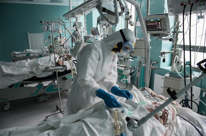 Nhân viên y tế chăm sóc bệnh nhân mắc COVID-19 tại một bệnh viện ở Moskva, Nga ngày 14-5-2020. Ảnh: THX/TTXVN