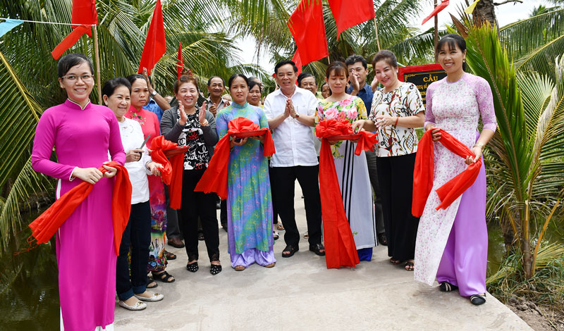 Phó bí thư Thường trực Tỉnh ủy Trần Ngọc Tam và các đại biểu cắt băng khánh thành cầu.