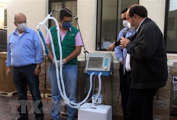 Bộ trưởng Y tế Bolivia Marcelo Navajas (phải) trong lễ bàn giao các máy trợ thở tại một bệnh viện ở Santa Cruz, Bolivia ngày 19-5. (Ảnh: AFP/TTXVN)