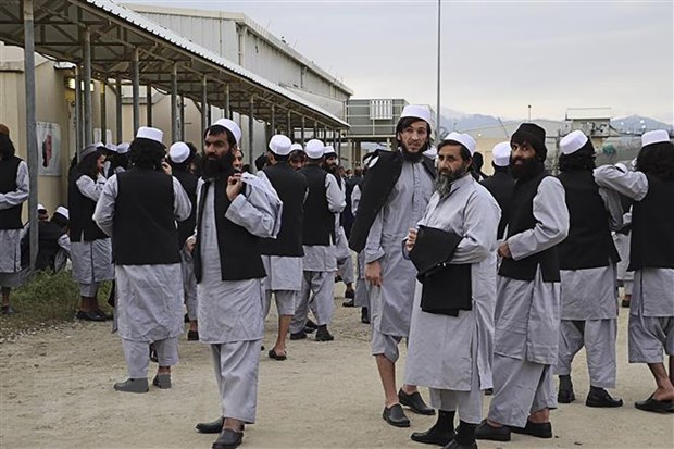 Các tù nhân Taliban trước khi được phóng thích tại nhà tù Bagram, Afghanistan, ngày 11-4-2020. Nguồn: AFP/TTXVN