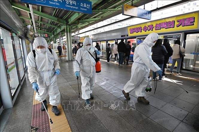 Tổng thống Hàn Quốc cam kết ngăn chặn bùng phát ổ dịch COVID-19 Phun thuốc khử trùng nhằm ngăn chặn sự lây lan của dịch COVID-19 tại Seoul, Hàn Quốc ngày 13-3-2020. Ảnh: AFP/TTXVN