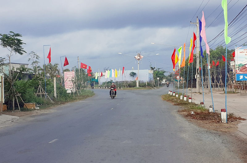 Cờ phướn được treo khắp nẻo đường nông thôn xã Thới Thuận chào mừng Đại hội Đảng bộ xã nhiệm kỳ 2020 - 2025.