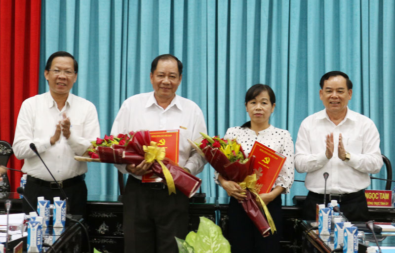 Đồng chí Phan Văn Mãi, Bí thư Tỉnh ủy và đồng chí Trần Ngọc Tam, Phó Bí thư Thường trực Tỉnh ủy trao quyết định, tặng hoa chúc mừng đồng chí Lê Thanh Vân và La Thị Thúy.