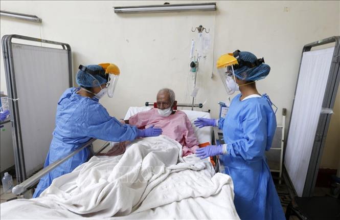 Nhân viên y tế chăm sóc bệnh nhân COVID-19 tại bệnh viện ở Lima, Peru, ngày 15-4-2020. Ảnh: AFP/TTXVN