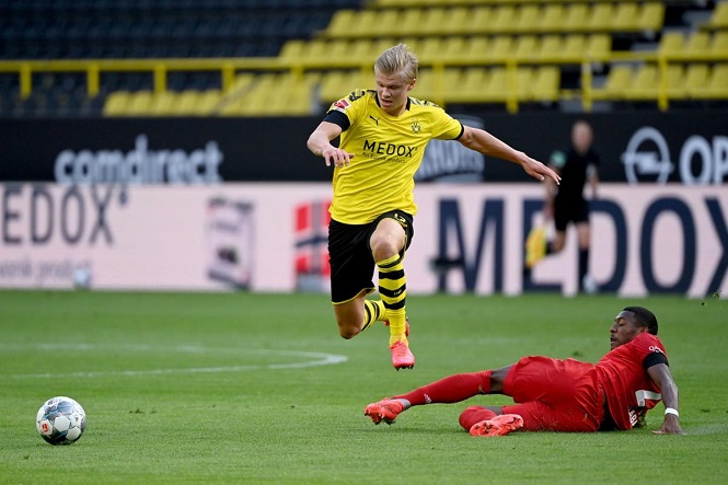 Haaland khập khiễng rời sân trong trận Dortmund vs Bayern