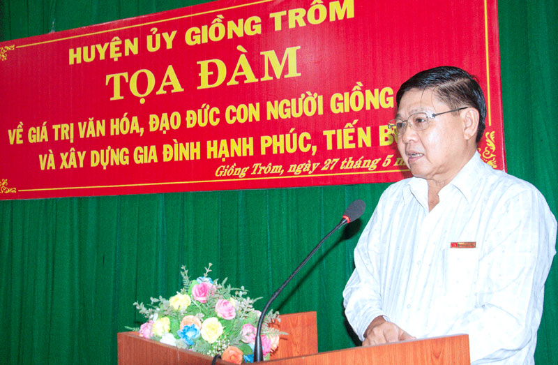 Phó trưởng Ban Tuyên giáo Tỉnh ủy Bến Tre Nguyễn Hữu Thọ phát biểu tại buổi tọa đàm.