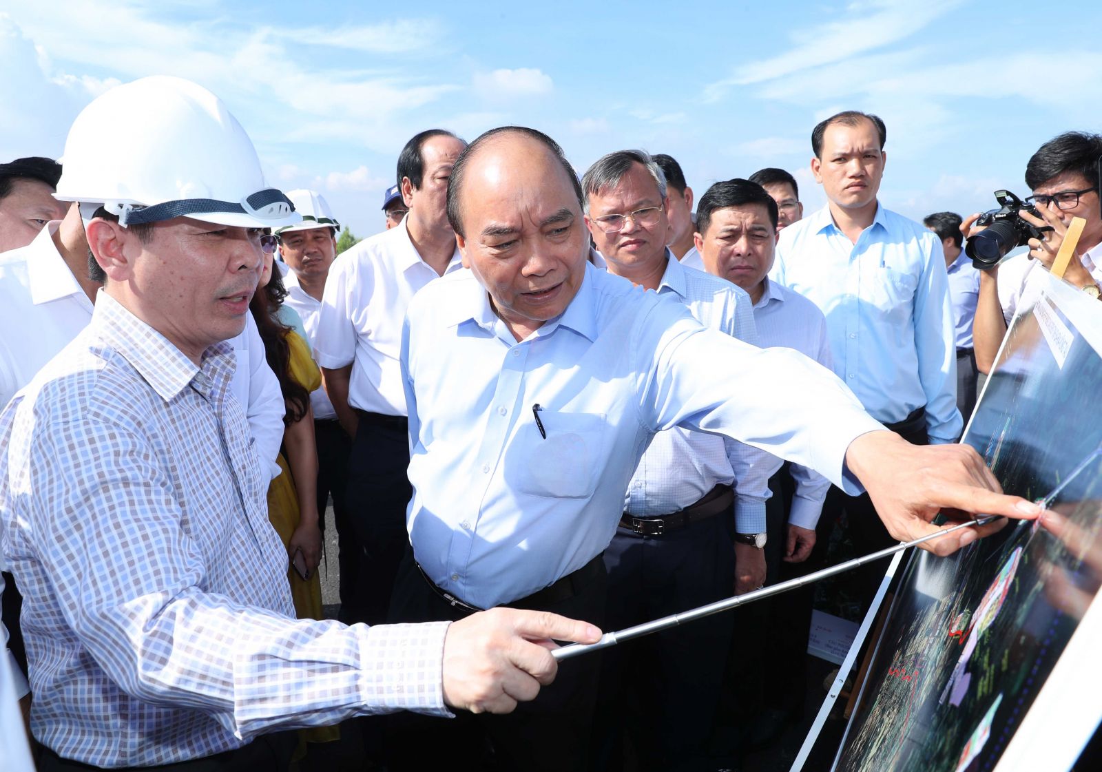 Thủ tướng Nguyễn Xuân Phúc thị sát dự án cầu Phước An. - Ảnh: VGP
