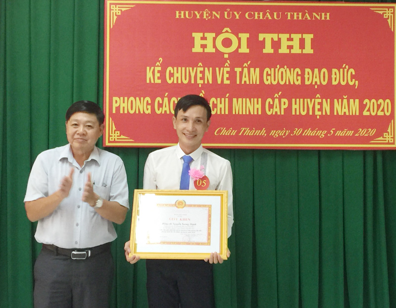 Phó Trưởng Ban tuyên giáo Tỉnh ủy Nguyễn Hữu Thọ trao giấy khen cho thí sinh đạt giải nhất hội thi.