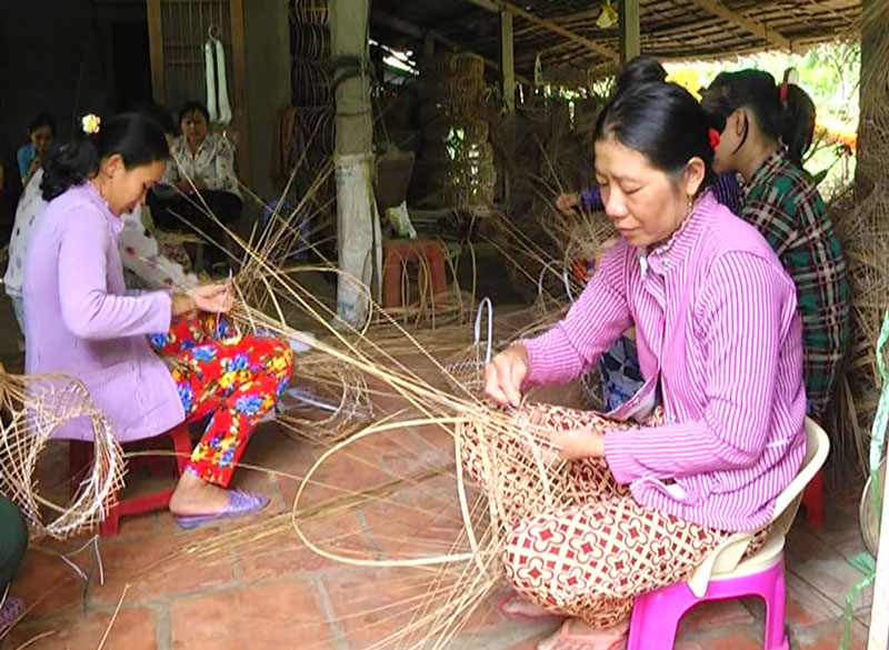 Nghề thủ công đan giỏ cọng dừa ở xã Sơn Phú.