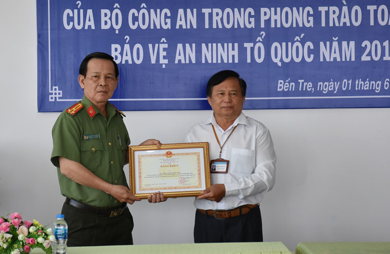 Đại diện Sở Lao động - Thương binh và Xã hội nhận bằng khen.