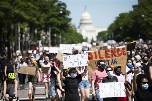 Người biểu tình tuần hành tại Washington D.C., Mỹ ngày 29-5-2020, bày tỏ phẫn nộ trước cái chết của người da màu George Floyd. (Ảnh: THX/TTXVN)