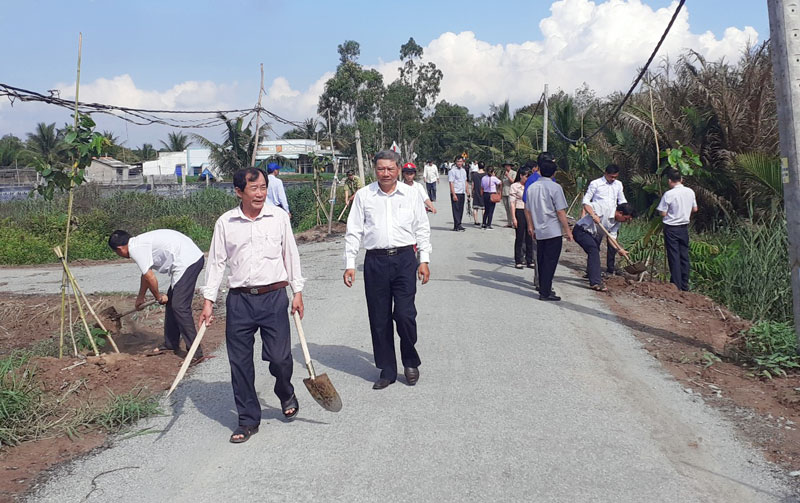 Trồng cây xanh trên tuyến đường đê Tây, xã Phú Long.