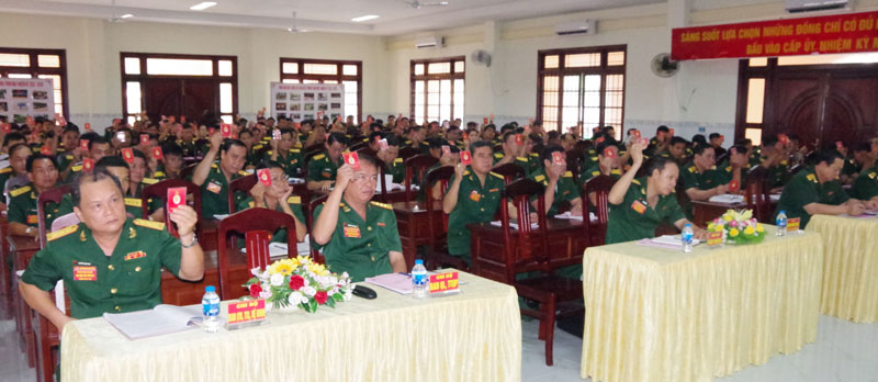 Đảng viên Phòng tham mưu biểu quyết thông qua chỉ tiêu Nghị quyết nhiệm kỳ mới. Ảnh: Đặng Thạch.