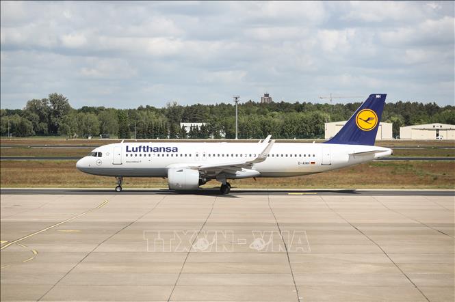 Máy bay của Hãng hàng không Lufthansa tại sân bay Tegel ở Berlin, Đức ngày 26-5-2020. Ảnh: THX/TTXVN