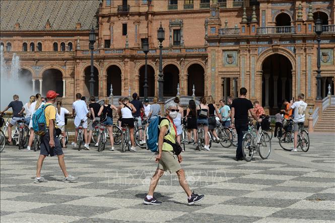 Khách du lịch tham quan Quảng trường Plaza de Espana ở Seville, Tây Ban Nha ngày 11-3-2020. Ảnh: AFP/TTXVN