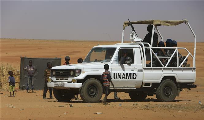 Các binh sĩ thuộc UNAMID tuần tra tại khu vực Bắc Darfur, Sudan, ngày 9-4-2015. Ảnh tư liệu: AFP/TTXVN