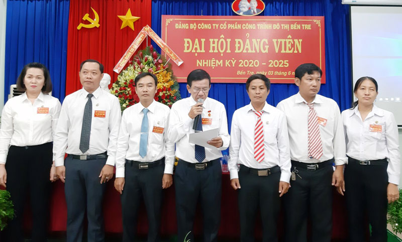 Ban Chấp hành Đảng bộ Công ty nhiệm kỳ 2020-2025 ra mắt và hạ quyết tâm. Ảnh: Trần Phương