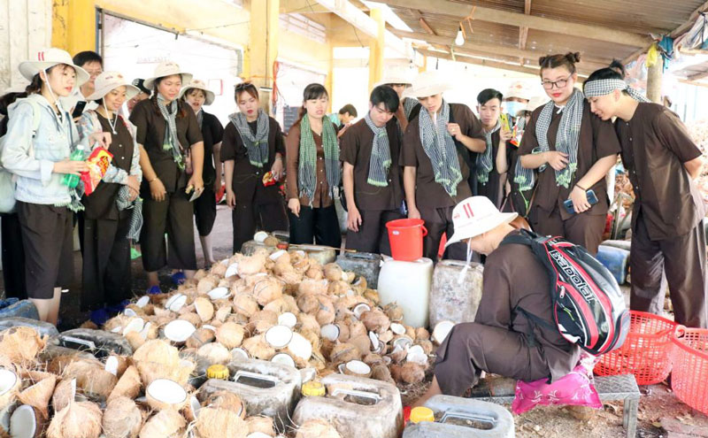Thi đua “Đồng khởi mới” trong thực hiện Nghị quyết Đại hội X Đảng bộ tỉnh (kỳ 1) Các cơ sở du lịch ngày càng thu hút đông đảo du khách. Ảnh: CTV