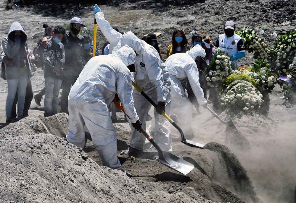 Chôn cất nạn nhân COVID-19 tại nghĩa trang ở Valle de Chalco, Mexico, ngày 4-6. Ảnh: AFP/Getty Images