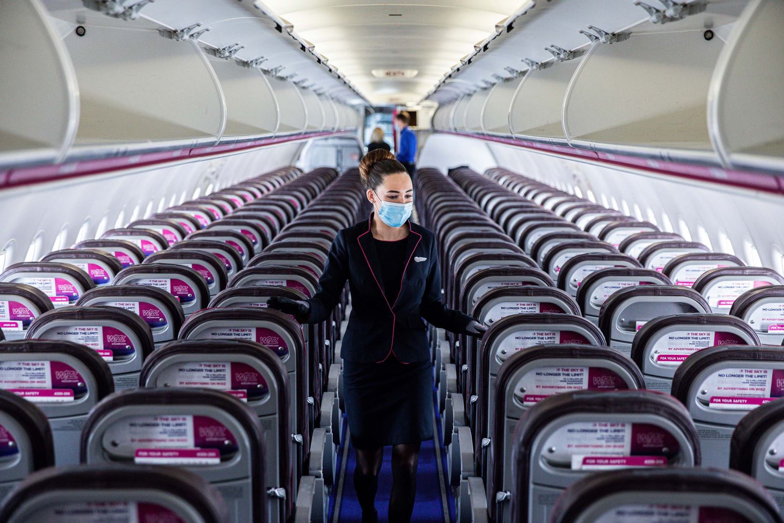 Phi hành đoàn kiểm tra trước hãng hàng không Wizz Air tại sân bay Liszt Ferenc _ở Budapest, Hungary, ngày 25-5. Ảnh: Bloomberg/Getty Images