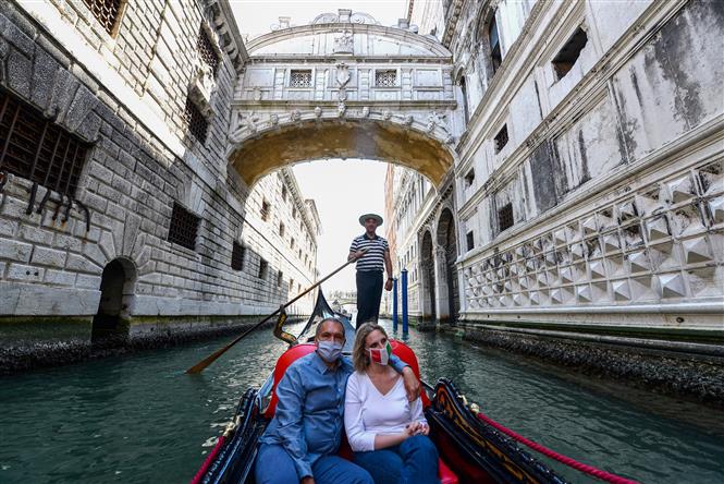 Người dân đi thuyền tại Venice, Italy, ngày 29-5-2020. Ảnh: AFP/TTXVN