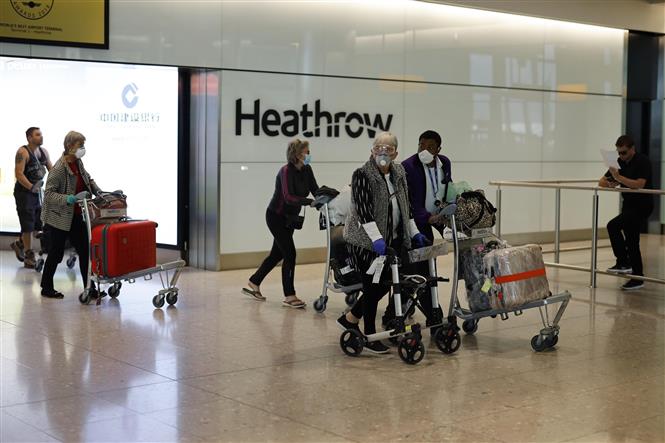 Hành khách tại sân bay Heathrow ở London, Anh ngày 22-5-2020. Ảnh: AFP/TTXVN