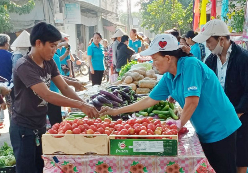 Khách đi chợ tại gian hàng rau, củ, quả.