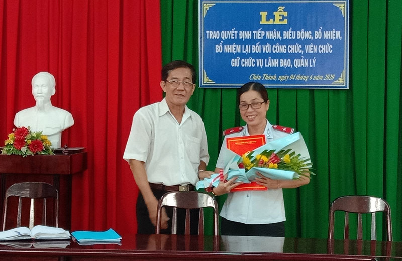 Châu Thành trao quyết định điều động, bổ nhiệm, bổ nhiệm lại Phó chủ tịch UBND huyện Trần Văn Hoàng trao quyết định cho bà Huỳnh Thị Thắng.