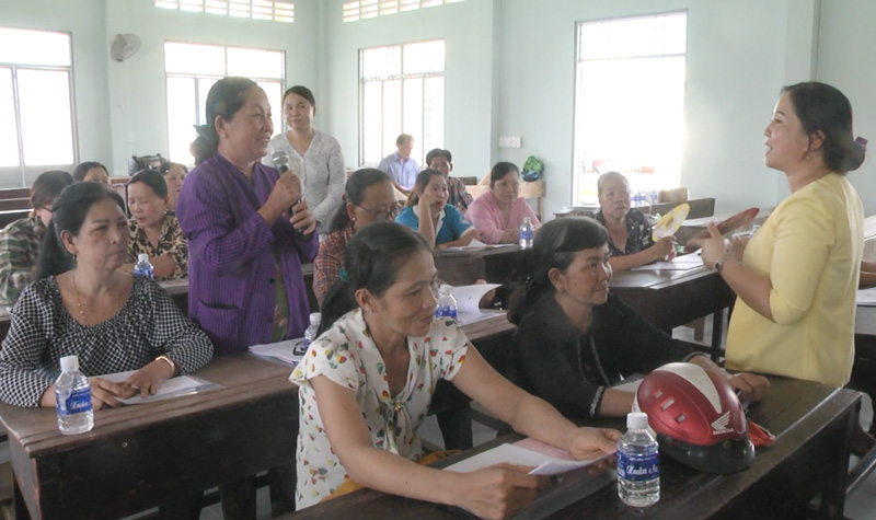 Hội viên phụ nữ trao đổi với báo cáo viên. Ảnh: Kim Phụng.