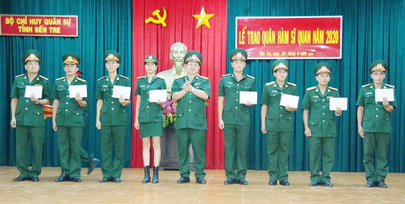 Đại tá Lê Văn Hùng, Chính ủy Bộ CHQS tỉnh trao quyết định cho Sĩ quan.