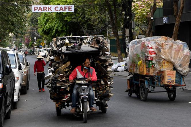 Người bán hàng rong trên một đường phố ở Phnom Penh, Campuchia, ngày 24-3-2020. Ảnh: AFP/TTXVN