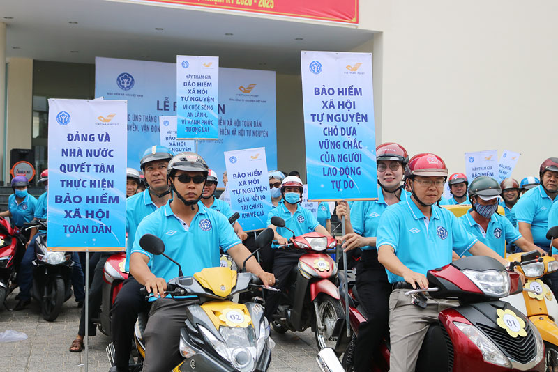 Lực lượng cán bộ, nhân viên Bảo hiểm Xã hội tỉnh, Bưu điện tỉnh tuyên truyền về lợi ích khi tham gia bảo hiểm xã hội tự nguyện.