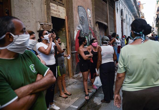 Người dân đeo khẩu trang phòng lây nhiễm COVID-19 tại La Habana, Cuba, ngày 19-5-2020. Ảnh: AFP/TTXVN