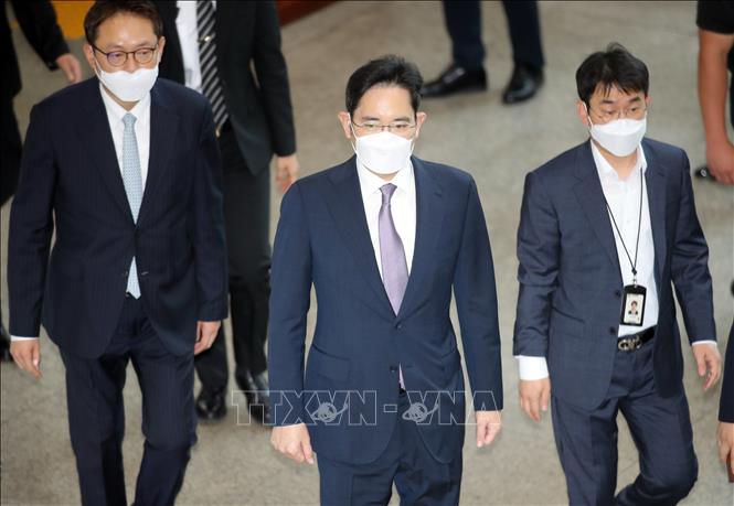 Phó Chủ tịch Samsung Lee Jae-yong (giữa) tới Tòa án Quận Trung tâm Seoul, Hàn Quốc ngày 8-6-2020. Ảnh: Yonhap/TTXVN