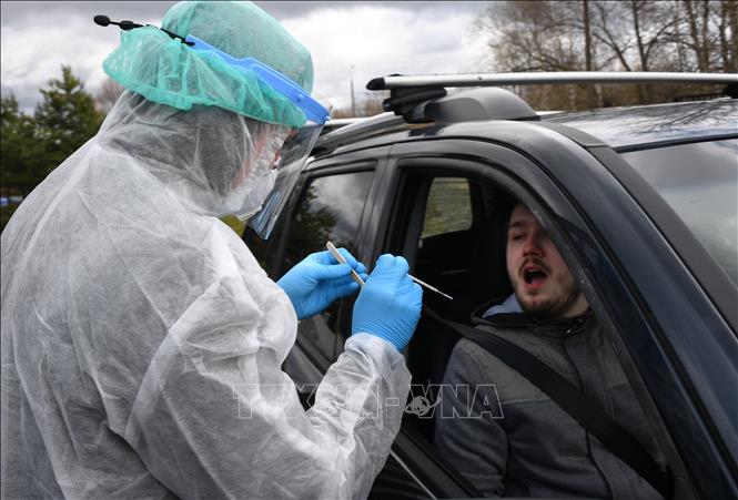 Nhân viên y tế lấy mẫu xét nghiệm COVID-19 tại Moskva, Nga ngày 17-4-2020. Ảnh: THX/TTXVN