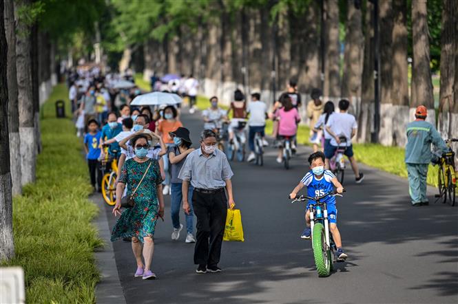  Người dân đeo khẩu trang phòng lây nhiễm COVID-19 tại Vũ Hán, tỉnh Hồ Bắc, Trung Quốc, ngày 17-5-2020. Ảnh: AFP/ TTXVN