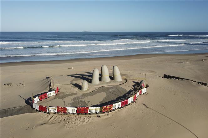  Bãi biển ở Punta del Este, Uruguay vắng bóng khách du lịch do dịch COVID-19 ngày 4-4-2020. Ảnh: AFP/TTXVN