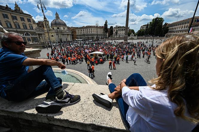  Người dân vui chơi tại quảng trường ở Rome, Italy, ngày 2-6-2020. Ảnh: AFP/TTXVN